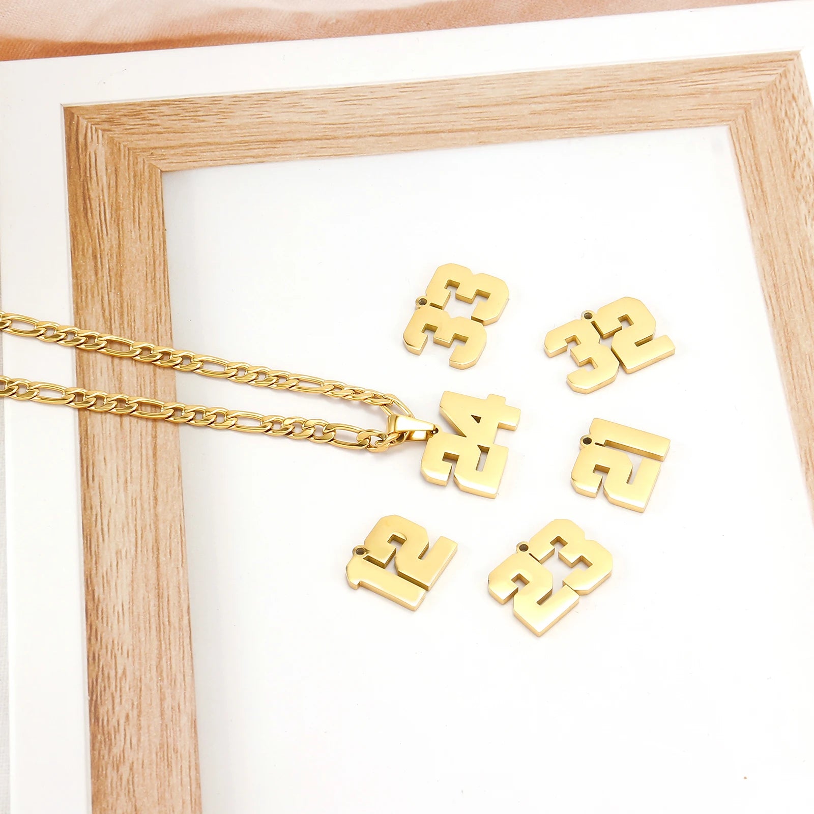 تصميم قلادة أرقام NK للرجال والنساء والأطفال والبنات من الفولاذ المقاوم للصدأ على شكل سلسلة فيجارو مجوهرات عصرية هدايا