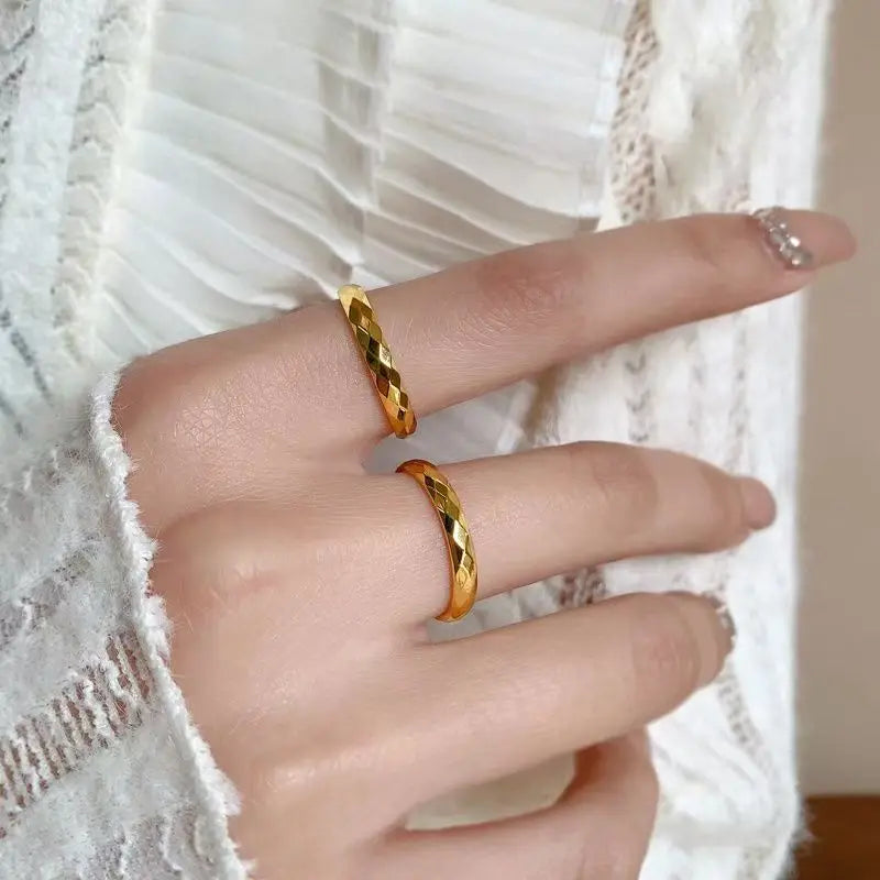 خاتم أنيق من الفولاذ المقاوم للصدأ بسمك 2 مم، مناسب للنساء والرجال، مصقول للغاية، خاتم زفاف أو خطوبة أو وعد، خاتم عصري قابل للتكديس