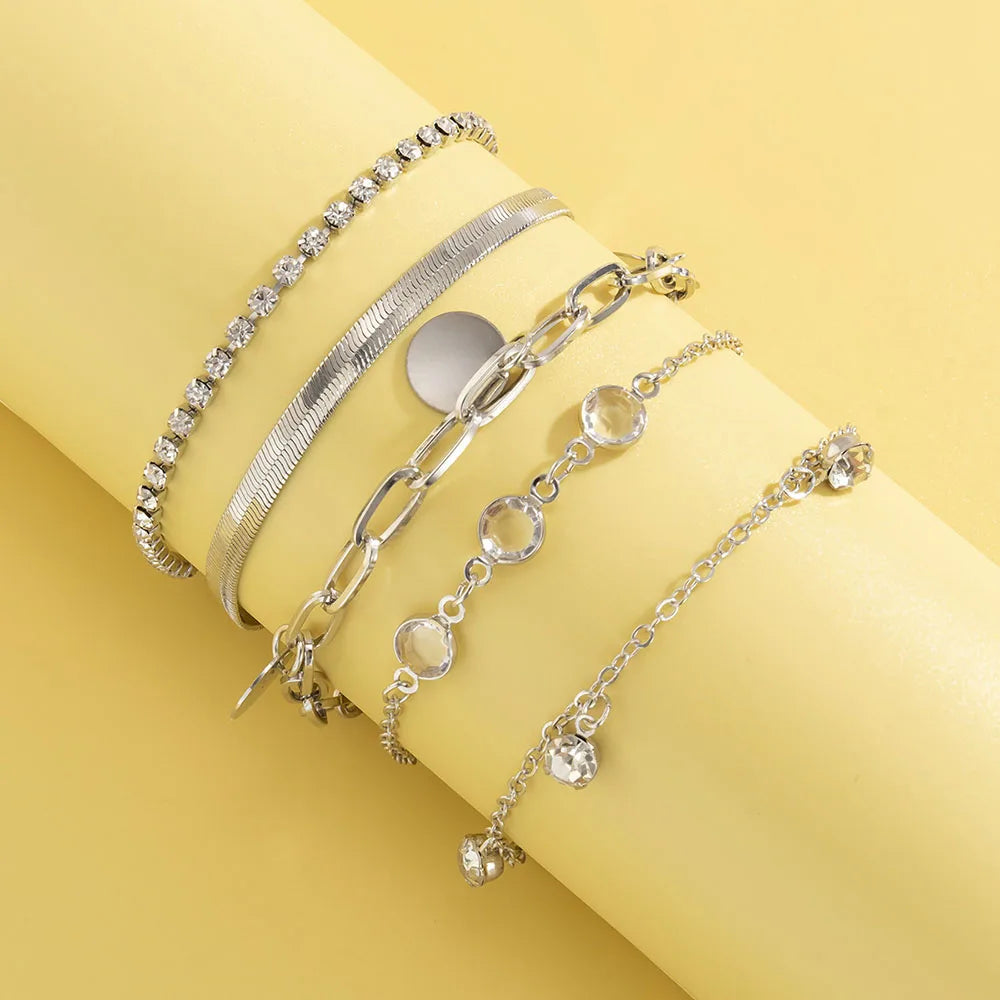 طقم أساور بتصميم بوهيمي أنيق، مزين بسلسلة على شكل عظمة ثعبان وقلادة مرصعة بأحجار الراين والترتر، بتصميم هندسي عصري، مناسب للفتيات.