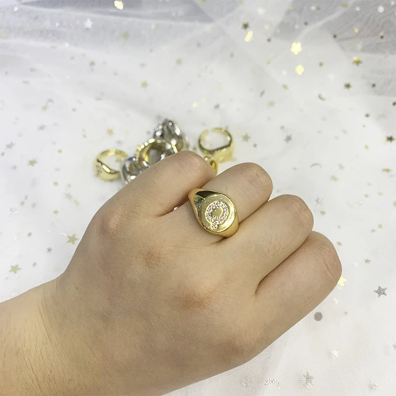 خواتم ZHUKOU AZ الأولية للنساء والرجال، خاتم مميز مكون من 26 حرفًا، خواتم نسائية مرصعة بالكريستال، خواتم قابلة للتعديل، بيع بالجملة VJ165