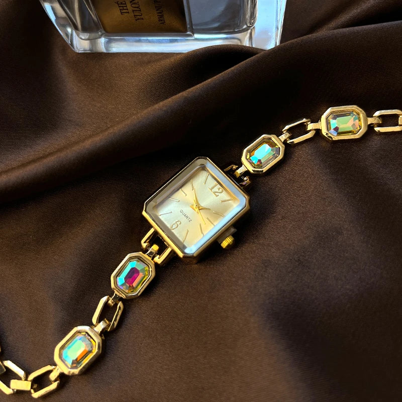 ساعة نسائية أنيقة ذات علبة مستطيلة رائعة وسوار مرصع بالألماس الملون، تعمل بالكوارتز، مناسبة للارتداء اليومي.