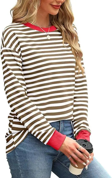 تيشيرت نسائي مخطط بأكمام طويلة وياقة دائرية، بتصميم عصري بألوان متداخلة، مناسب لفصل الربيع 2025، مثالي للارتداء اليومي والجامعة.