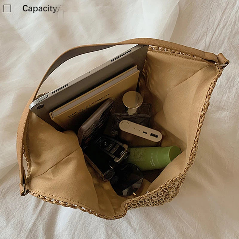 حقيبة كتف نسائية منسوجة من القش، متوسطة الحجم، مزودة بمقبض، مثالية لقضاء العطلات على الشاطئ.