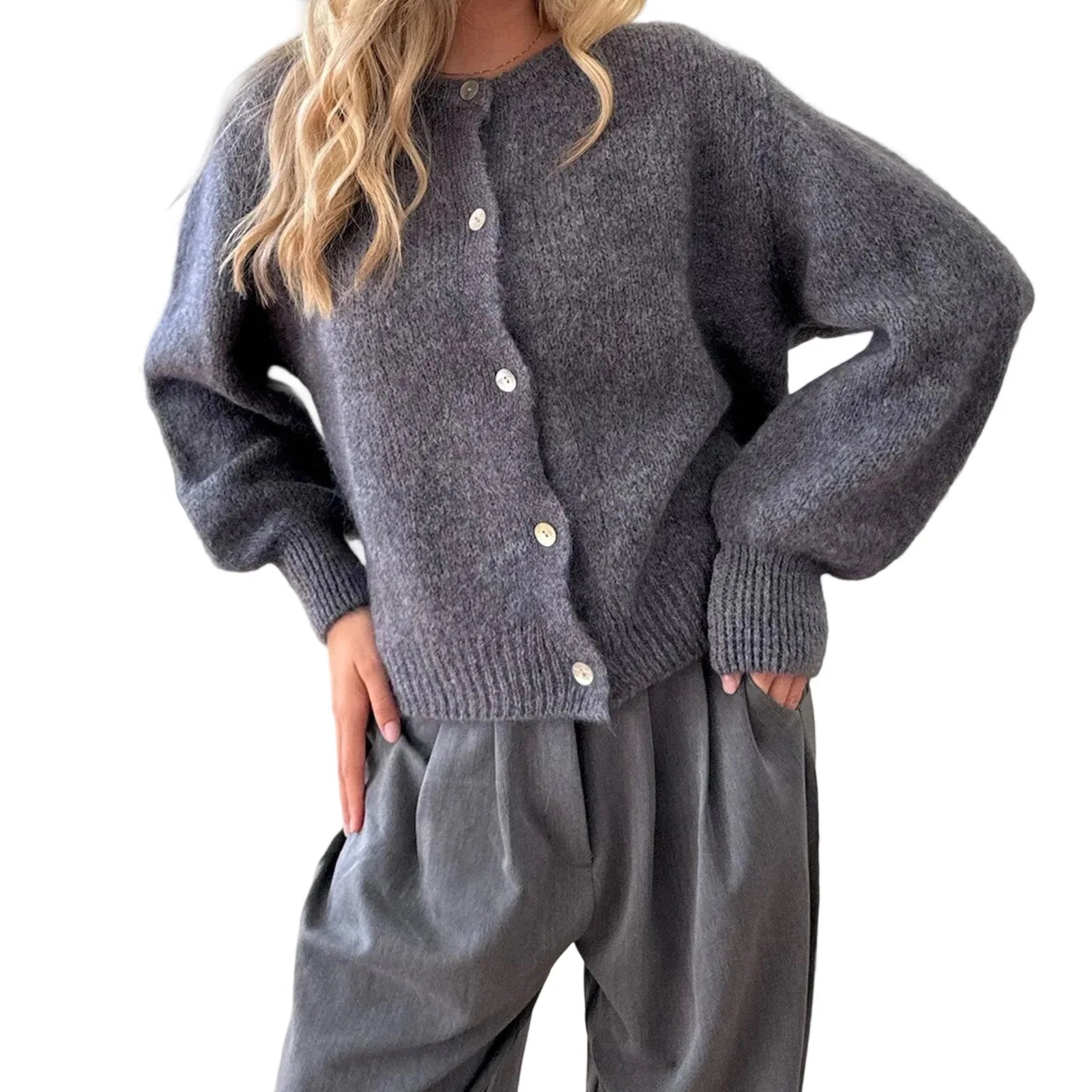 كارديجان نسائي خريفي بتصميم كلاسيكي من حقبة الألفية الجديدة، بياقة دائرية محبوكة، وكنزة أساسية بأزرار أمامية، وأكمام طويلة، ولون موحد، وقمصان قصيرة.