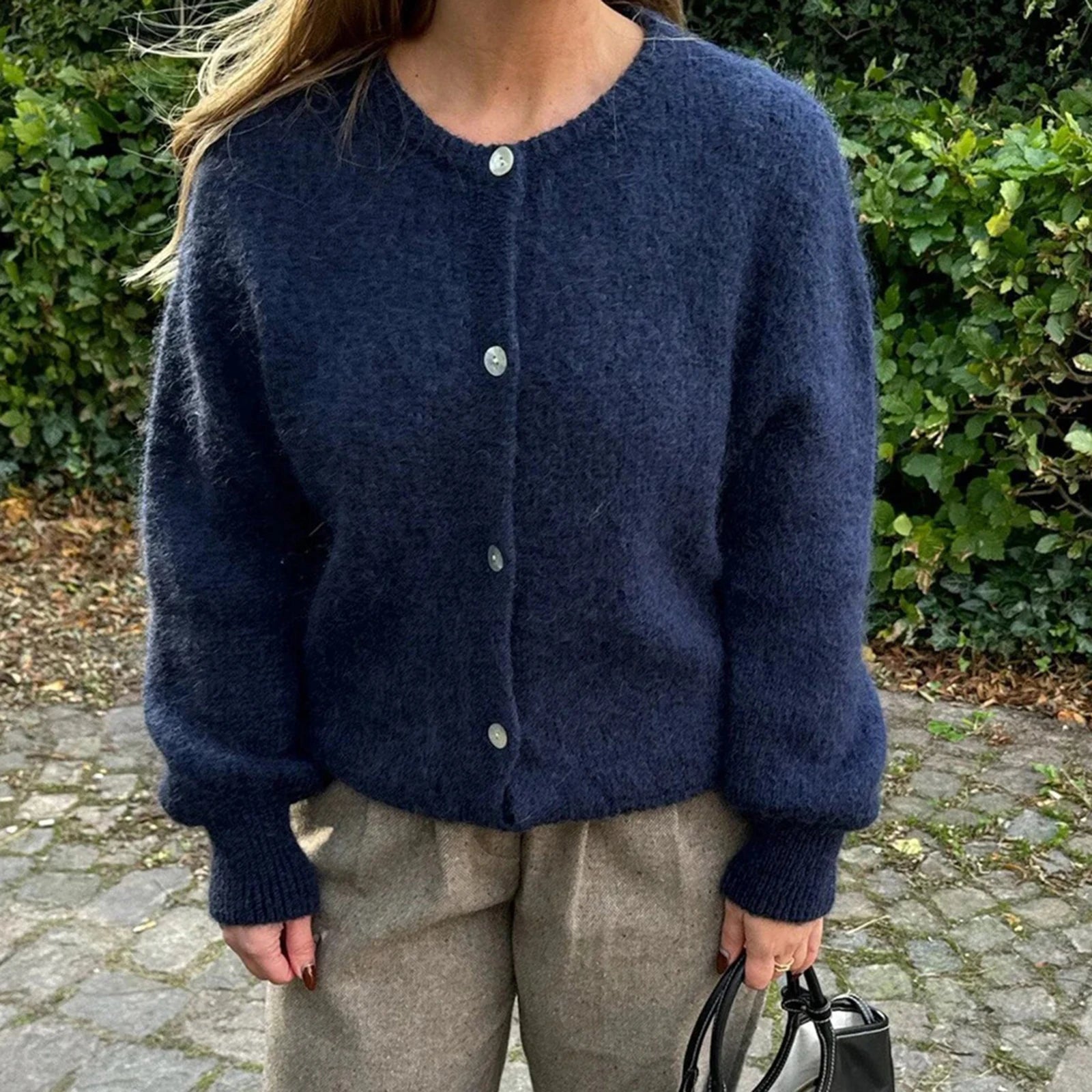 كارديجان نسائي خريفي بتصميم كلاسيكي من حقبة الألفية الجديدة، بياقة دائرية محبوكة، وكنزة أساسية بأزرار أمامية، وأكمام طويلة، ولون موحد، وقمصان قصيرة.