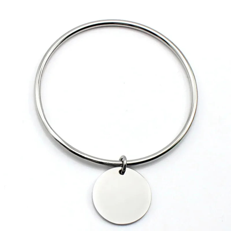 سوار كلاسيكي دائري ذهبي اللون من الفولاذ المقاوم للصدأ للنساء مجوهرات عصرية باللون الذهبي