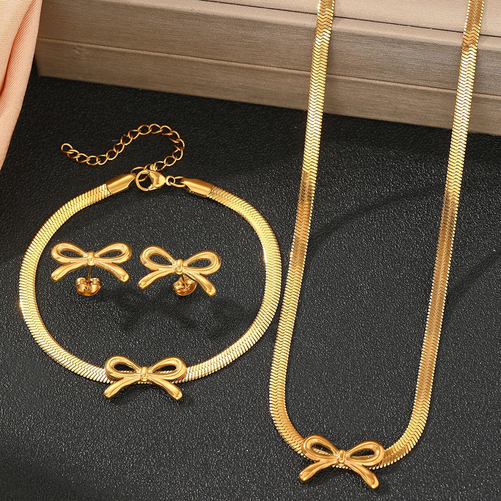 طقم مجوهرات من الفولاذ المقاوم للصدأ من وويوي، يتكون من 3 قطع: سوار، قلادة، وأقراط، وسلسلة، بتصميم فيونكة، هدية مثالية للنساء.