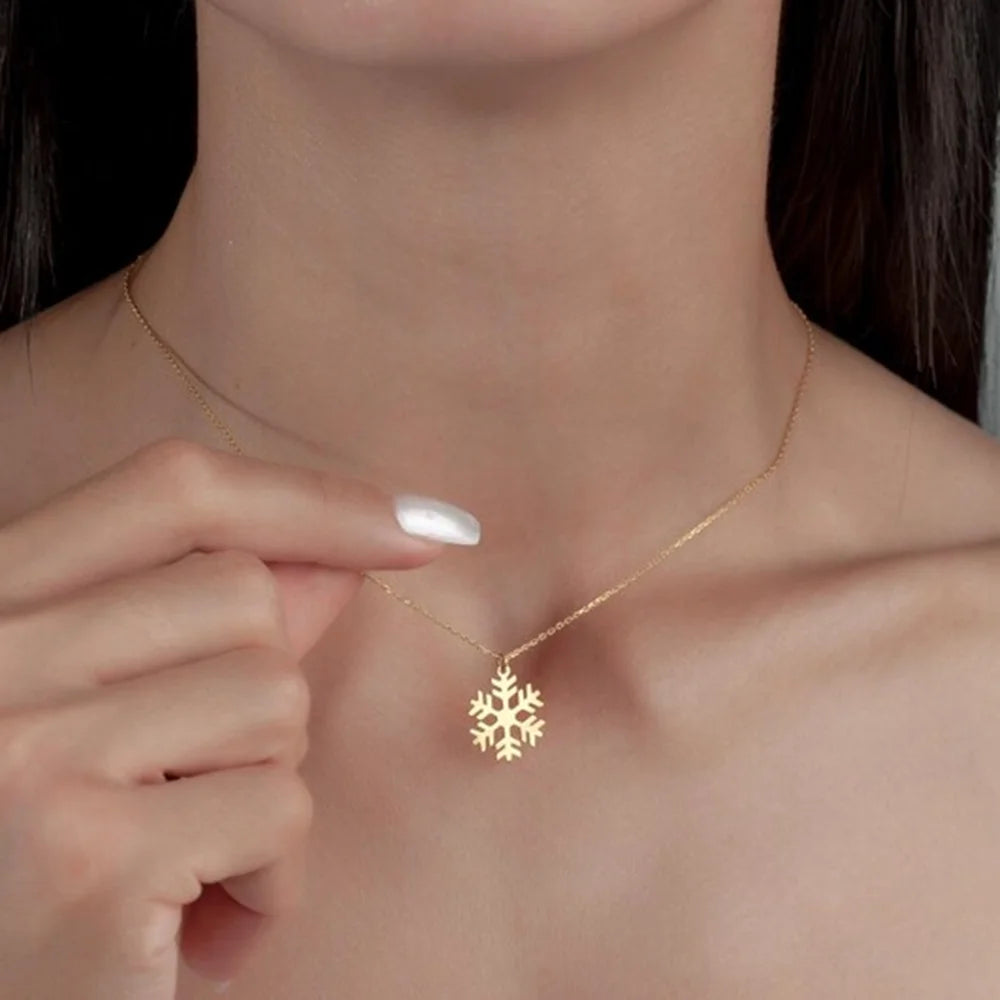 قلادة مجوفة مطلية بالذهب عيار 18 قيراطًا على شكل ندفة ثلج عيد الميلاد من الفولاذ المقاوم للصدأ للنساء مجوهرات عصرية