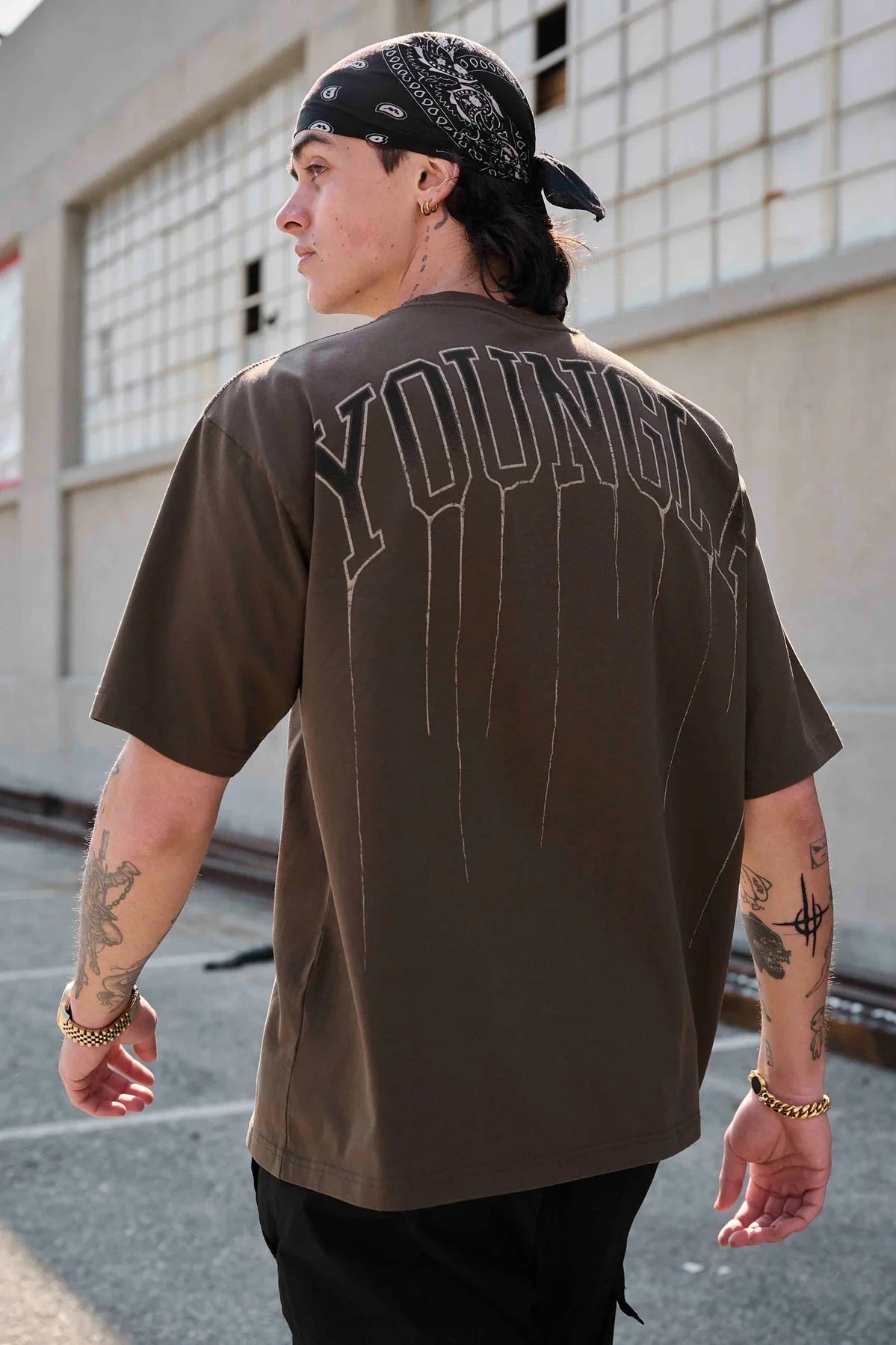 تيشيرت رجالي قطني 100%، بياقة دائرية، ناعم ومريح وجيد التهوية، بقصة كلاسيكية، مناسب للارتداء اليومي، خفيف الوزن.