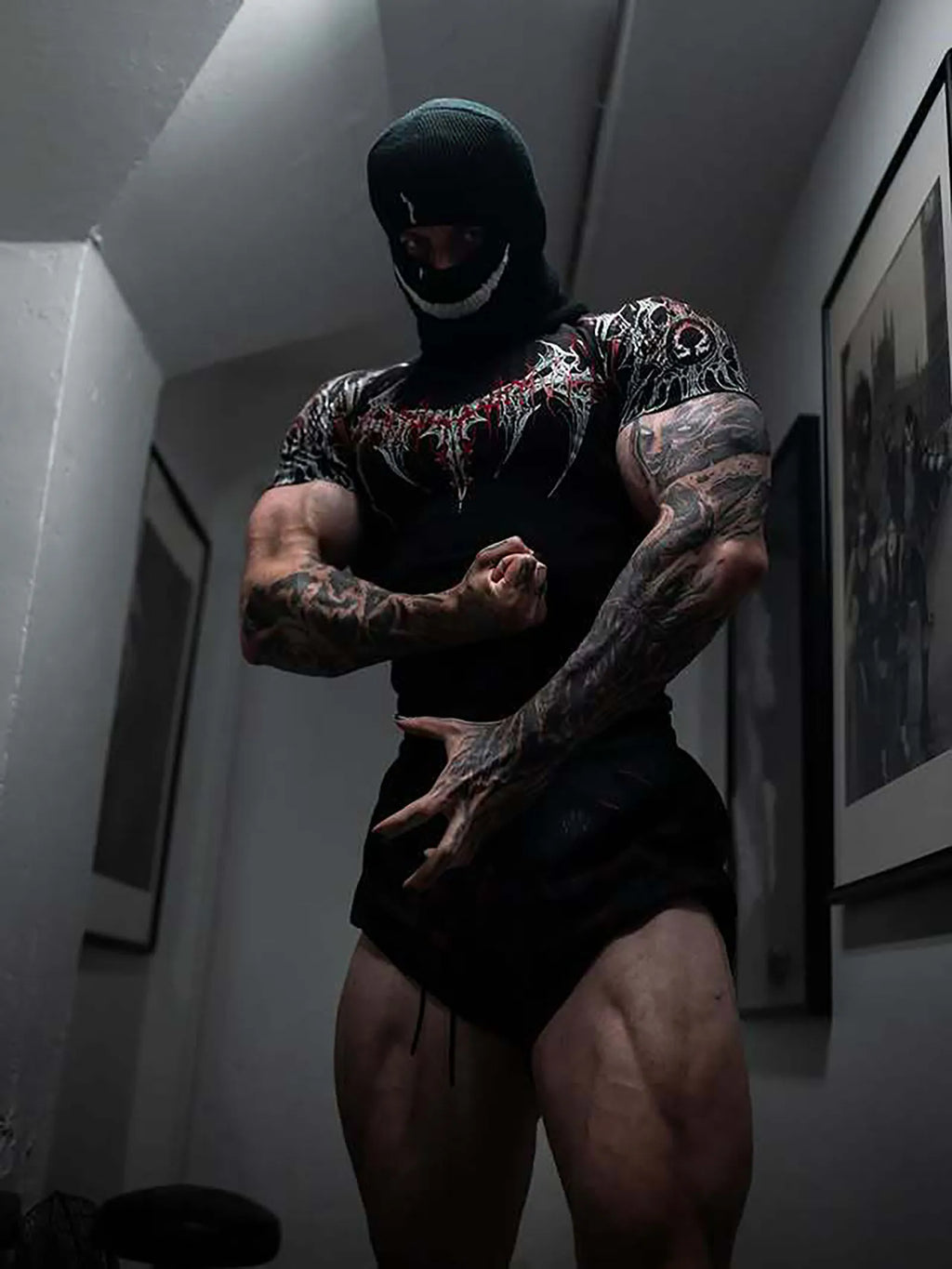 تي شيرت رياضي رجالي بطبعة قوطية داكنة، تي شيرت عضلي عالي المرونة وسريع الجفاف للتدريب على كمال الأجسام صيف 2025