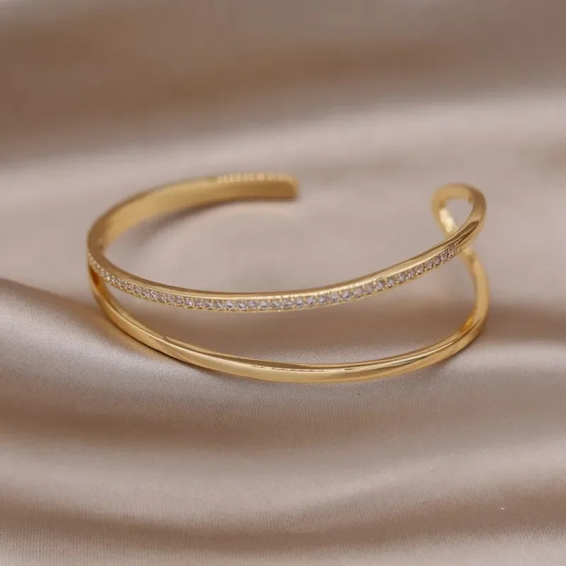 2024 تصميم جديد فرنسي مجوهرات الأزياء مطلية بلونين الزركون حرف X سوار افتتاحي أنيق للنساء إكسسوارات العمل اليومية