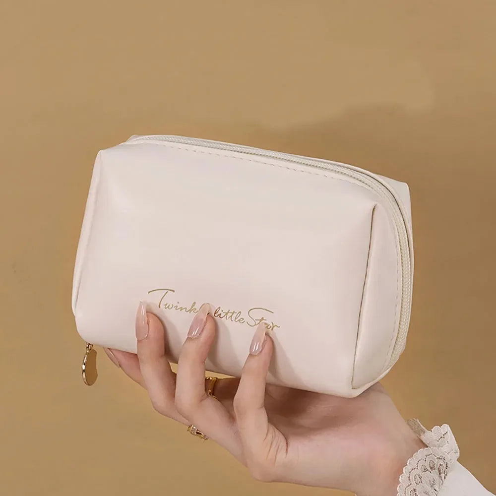 حقيبة مستحضرات تجميل للسفر، منظم مستحضرات تجميل، حقيبة غسيل من جلد البولي يوريثان المقاوم للماء، حافظة مستحضرات تجميل مسطحة بفتحة واسعة، حقيبة مستحضرات تجميل مع فاصل