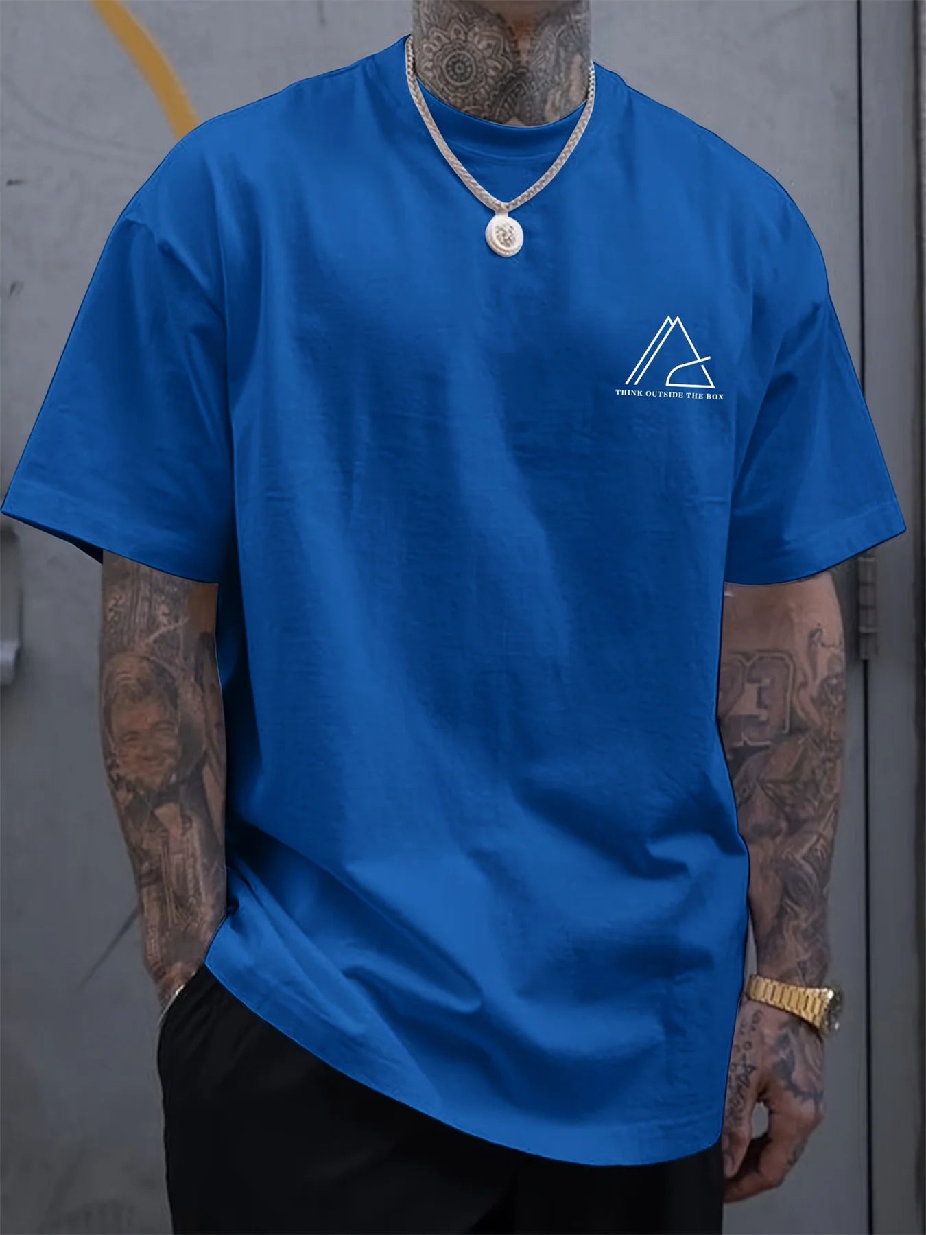 تيشيرت صيفي رجالي مريح وعملي، مصنوع من القطن الخالص 100%، بمقاسات واسعة، مطبوع عليه حروف هندسية، بياقة دائرية وأكمام قصيرة.