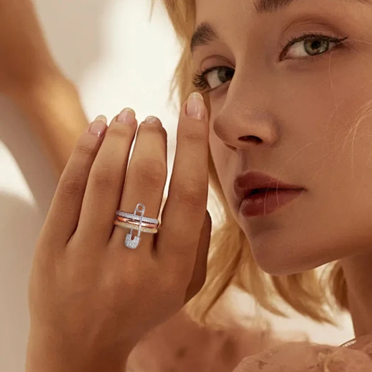 خواتم ثلاثية الطبقات بتصميم دبوس للنساء، مرصعة بالزركونيا المكعبة، قابلة للتكديس، مصنوعة من الفولاذ المقاوم للصدأ، هدية مثالية للعام الجديد ومجوهرات للحفلات.