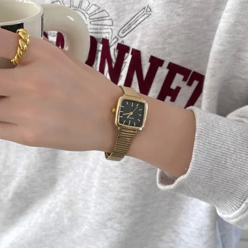 ساعة يد نسائية بسيطة كوارتز بتصميم كلاسيكي فاخر، هدية مثالية، ساعات نسائية بمينا صغير وسوار قابل للتعديل من الفولاذ المقاوم للصدأ.