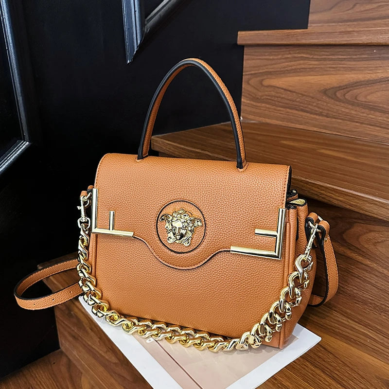 حقيبة يد أنيقة فاخرة مستوحاة من ميدوسا مصنوعة من الجلد الصناعي بسعة كبيرة مزودة بسلسلة مغناطيسية وحزام قابل للتعديل وحقيبة كروس بودي للاستخدام اليومي