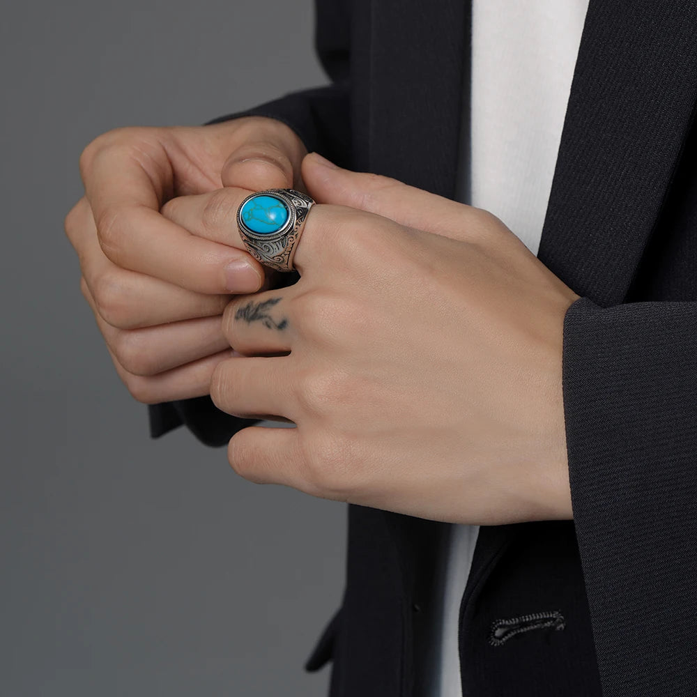 خاتم رجالي فاخر مرصع بالعقيق الأسود، مصنوع من التيتانيوم الصلب، بتصميم كلاسيكي أنيق، مثالي كهدية أو هدية مميزة للرجال. مناسب للحفلات والمناسبات الخاصة. خدمة التوصيل المباشر متوفرة.