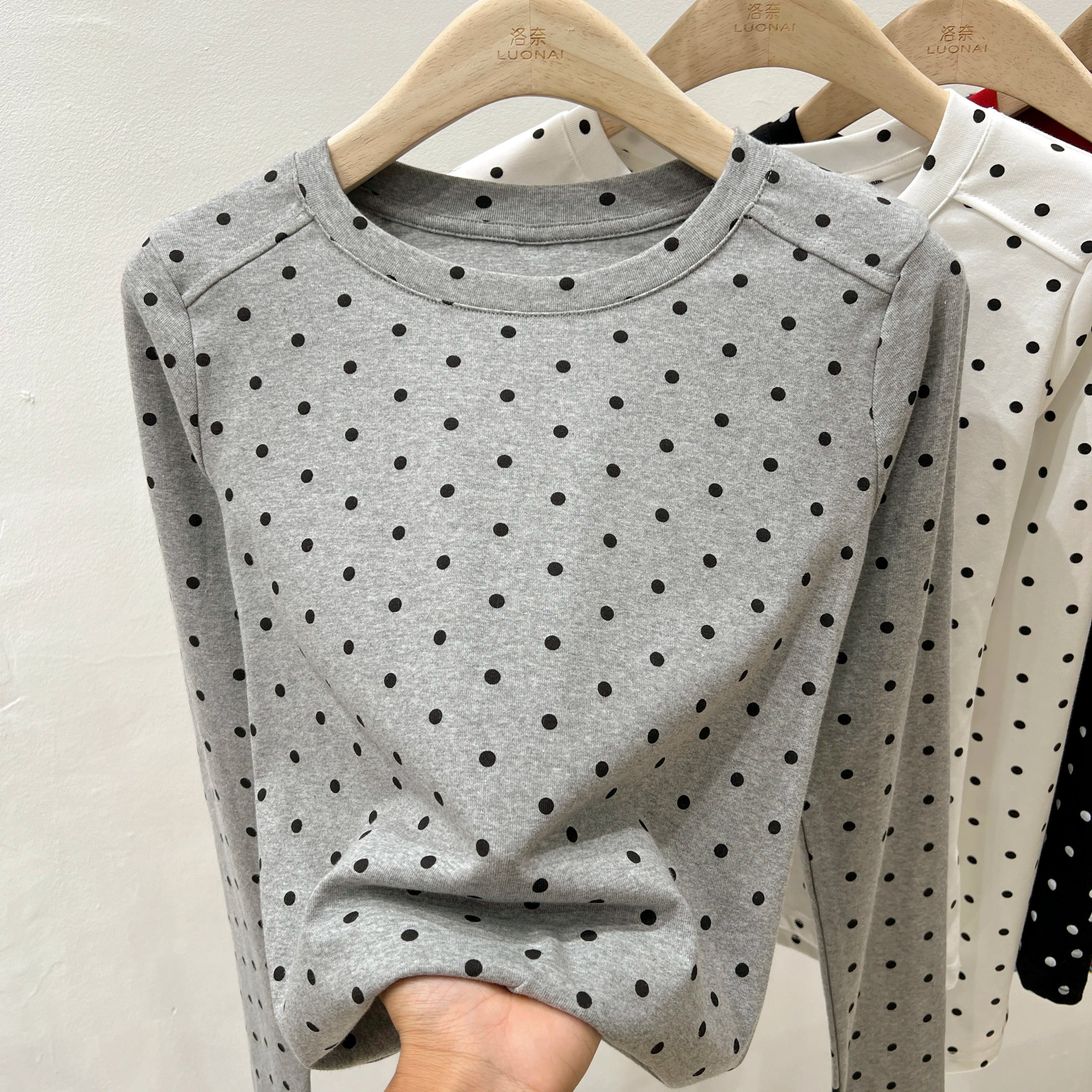 تي شيرت AOSSVIAO 2025 الكوري الجميل المنقط بالبولكا للنساء، تي شيرتات كاجوال بأكمام طويلة ورقبة دائرية، تي شيرتات جديدة ضيقة ومثيرة في أوائل الخريف