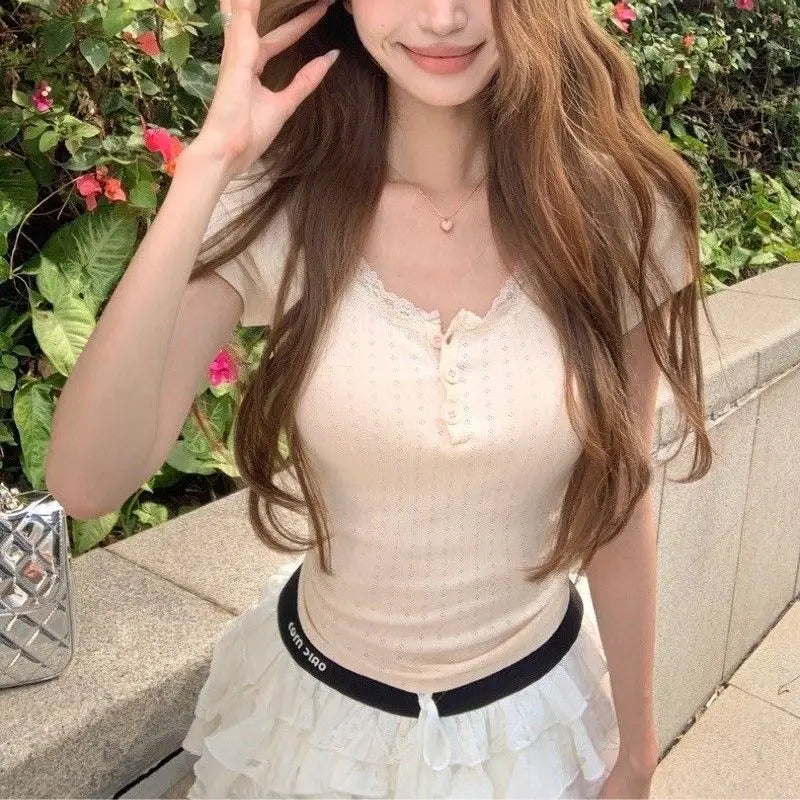 تيشيرت أبيض بأكمام قصيرة ورقبة دائرية للنساء، مناسب لفصل الصيف، قطعة أساسية متعددة الاستخدامات، تصميم عصري وجذاب، يكشف عن السرة.