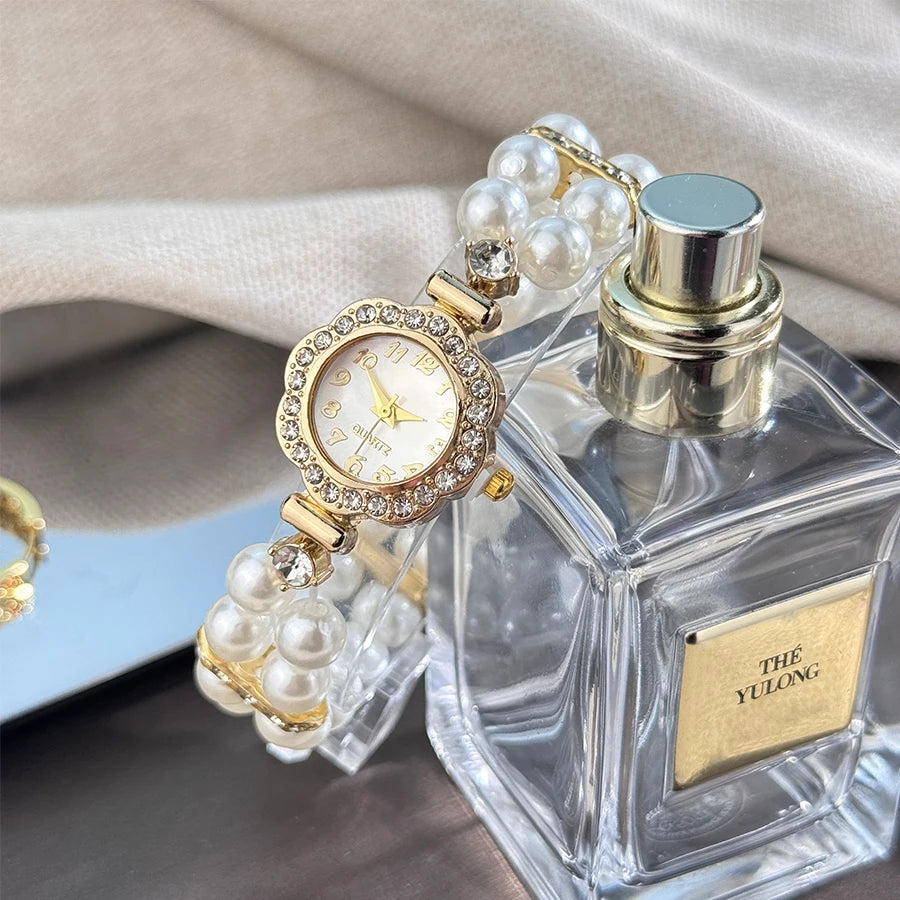 ساعة نسائية جديدة ذات صفين من اللؤلؤ مرصعة بالألماس، بسوار مطاطي، مينا رقمي عربي، تصميم بسيط وأنيق، تعمل بآلية كوارتز.