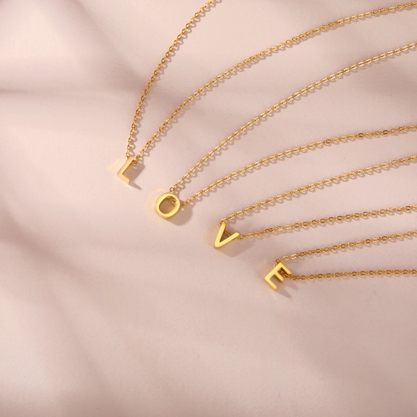 قلادات Unift Family First Name Chain من الفولاذ المقاوم للصدأ للنساء على شكل حرف M، سلسلة عنق، مجوهرات عصرية بسيطة