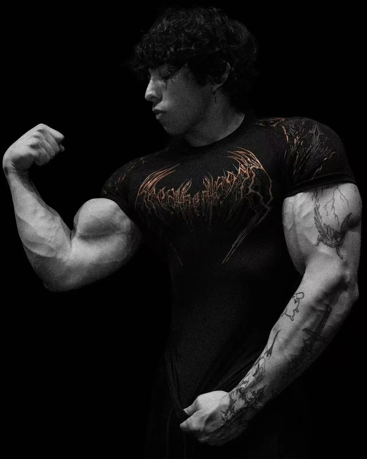 تي شيرت رجالي رياضي بأكمام قصيرة وعملي داكن اللون بتصميم وحش الليل الجديد المتقدم بتصميم قوطي تجريدي من عضلة الطوطم