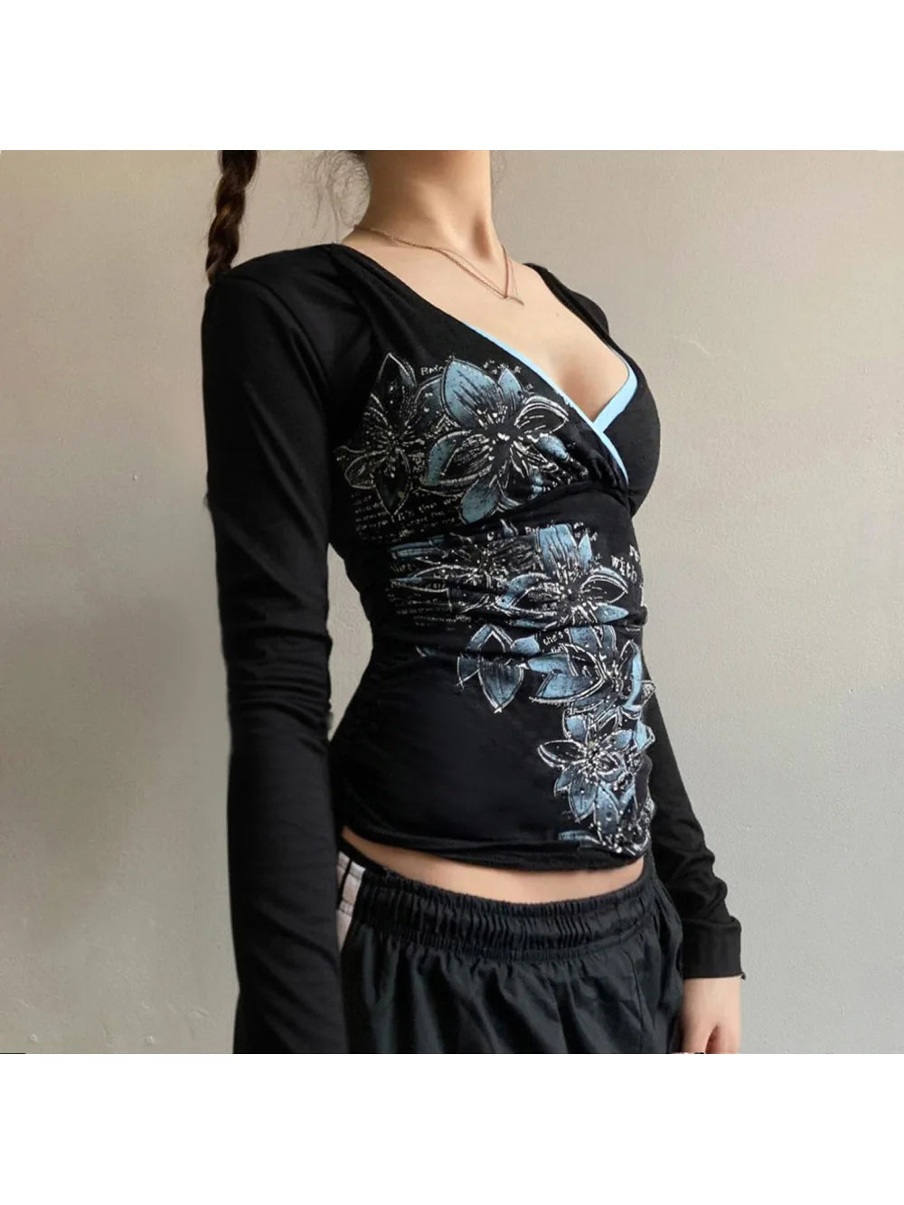 تي شيرت Y2K Millennium Spicy Girl Retro Floral Print Autumn بأكمام طويلة وقصّة صدر متقاطعة وفتحة رقبة على شكل حرف V