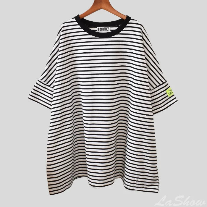 تيشيرت نسائي فضفاض بياقة دائرية مخططة بأكمام قصيرة وطول متوسط، مريح وعملي، مناسب لفصل الصيف، خفيف الوزن وأنيق ومتعدد الاستخدامات