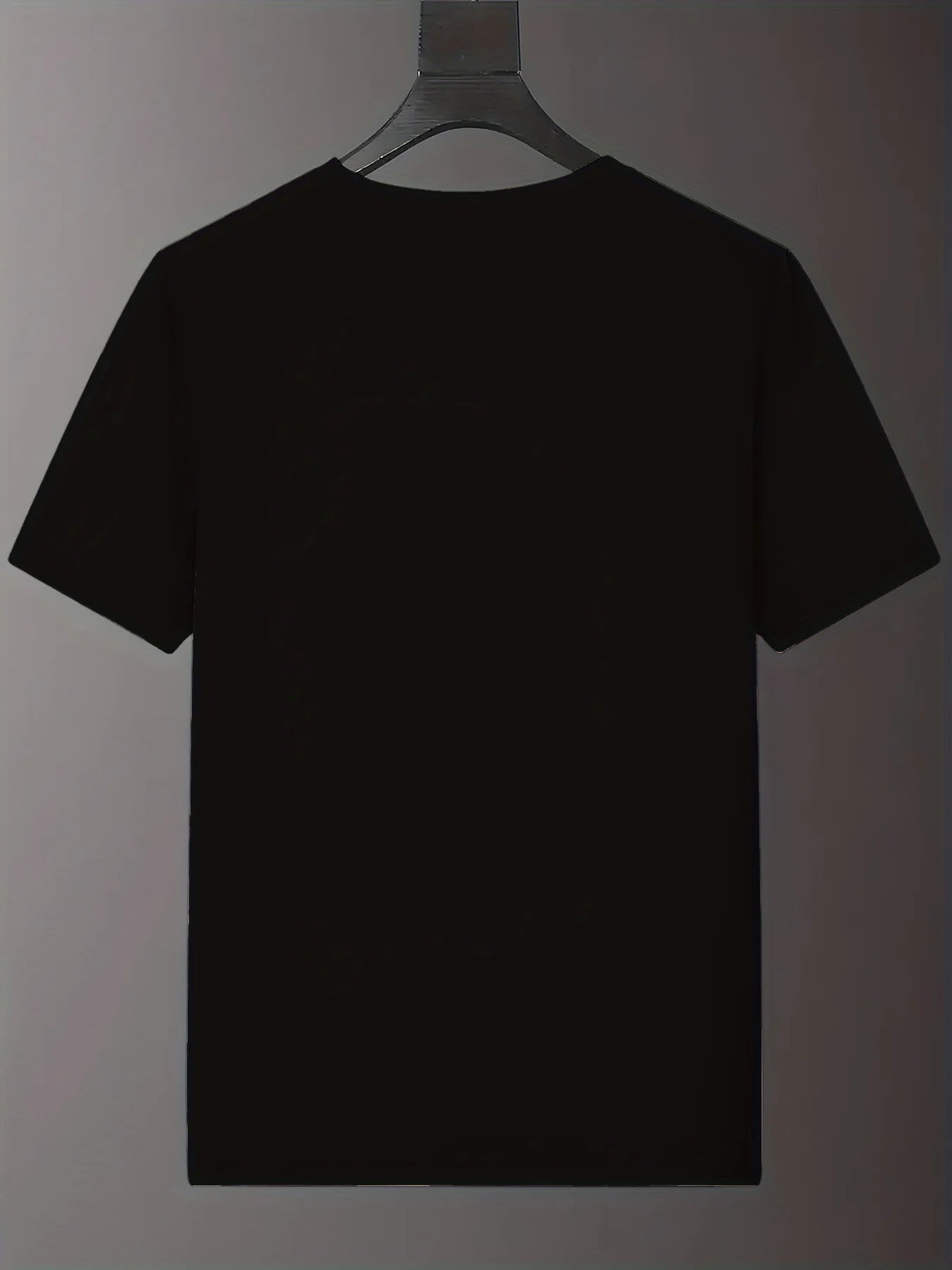 تيشيرت رجالي صيفي عالي الجودة مصنوع من القطن بنسبة 100%، بتصميم عصري وعصري، مناسب للرياضة والأنشطة غير الرسمية، بقصة فضفاضة وطبعة مميزة، وياقة دائرية وأكمام قصيرة.