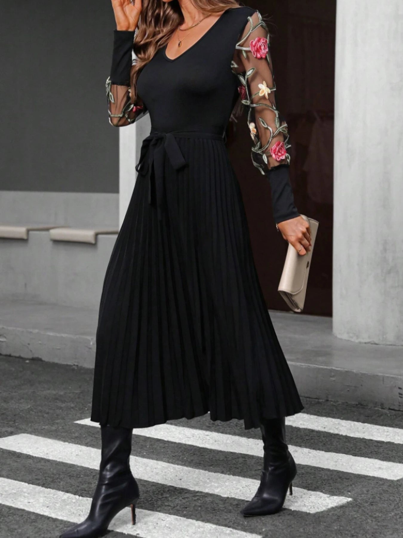 A women's black V-neck mesh embroidered sleeves waist tie pleated large swing dress elegant retro style slim long skirt