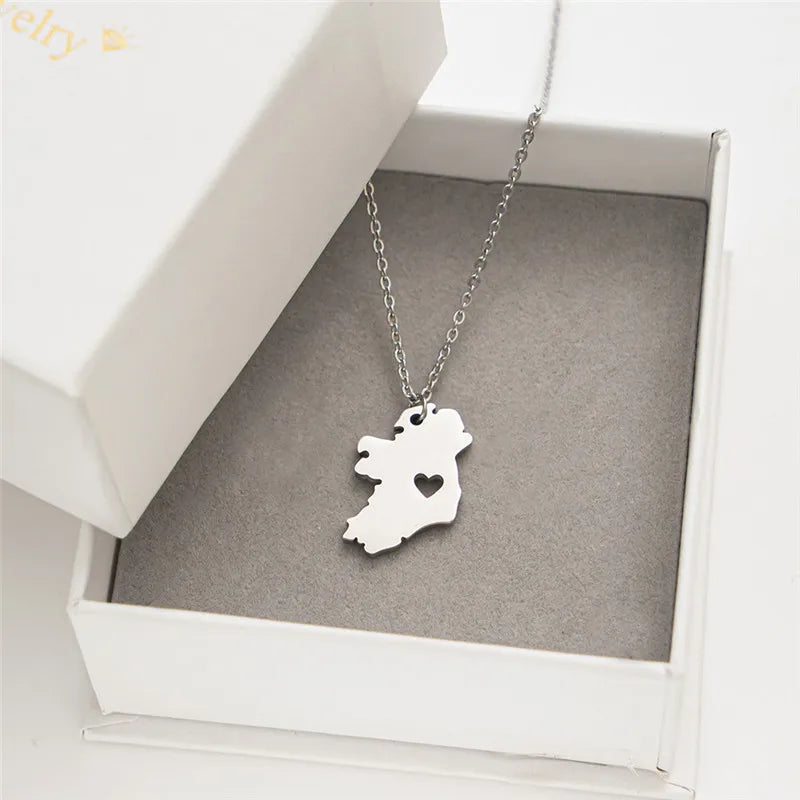 قلادة نسائية على شكل خريطة أيرلندا الوطنية المجوفة على شكل قلب
