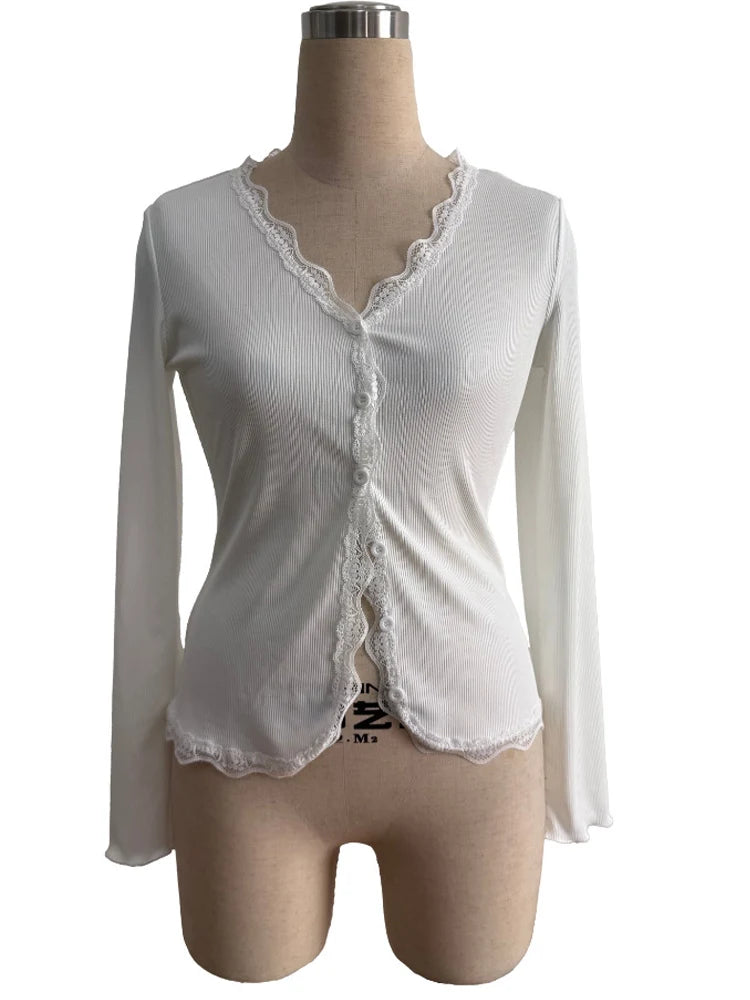 بلوزة أنيقة من كريسيسين بياقة على شكل حرف V وحواف دانتيل بيضاء محبوكة ومضلعة Y2K للنساء بقصّة ضيقة وأكمام طويلة وأزرار، بلوزة كاجوال