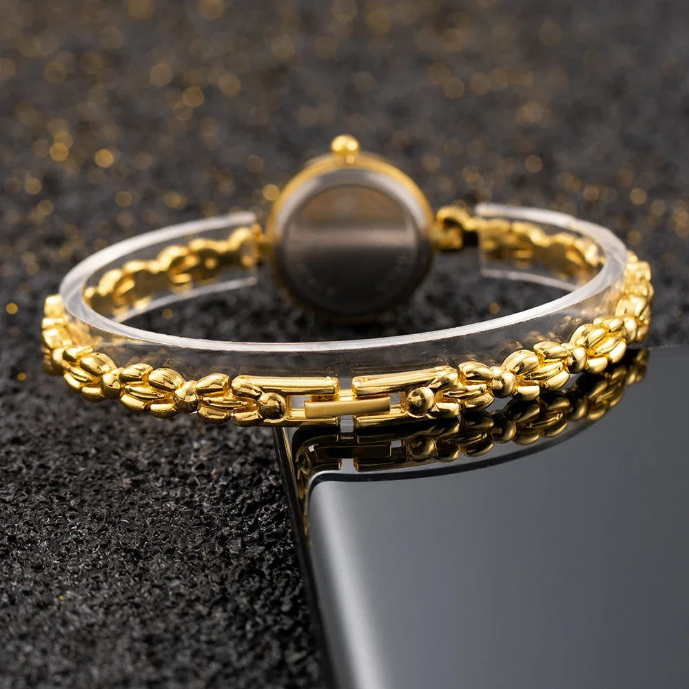 ساعة يد نسائية كلاسيكية ذهبية اللون، أنيقة، ذات مينا صغير، تعمل بحركة كوارتز، ساعة يد نسائية عصرية وبسيطة.