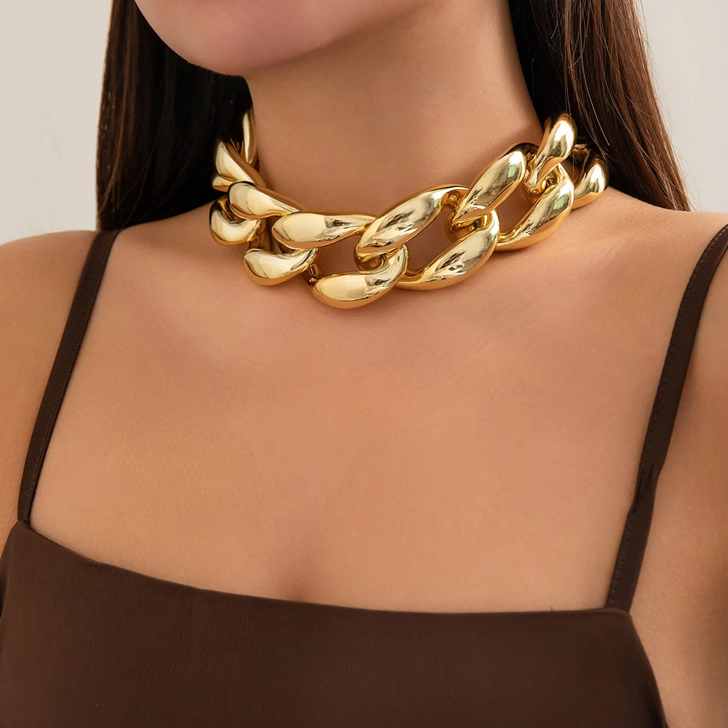 قلادة ترقوة بتصميم هندسي مبالغ فيه من الأكريليك، سلسلة سميكة ذهبية اللون، قلادة تشوكر أنيقة للنساء