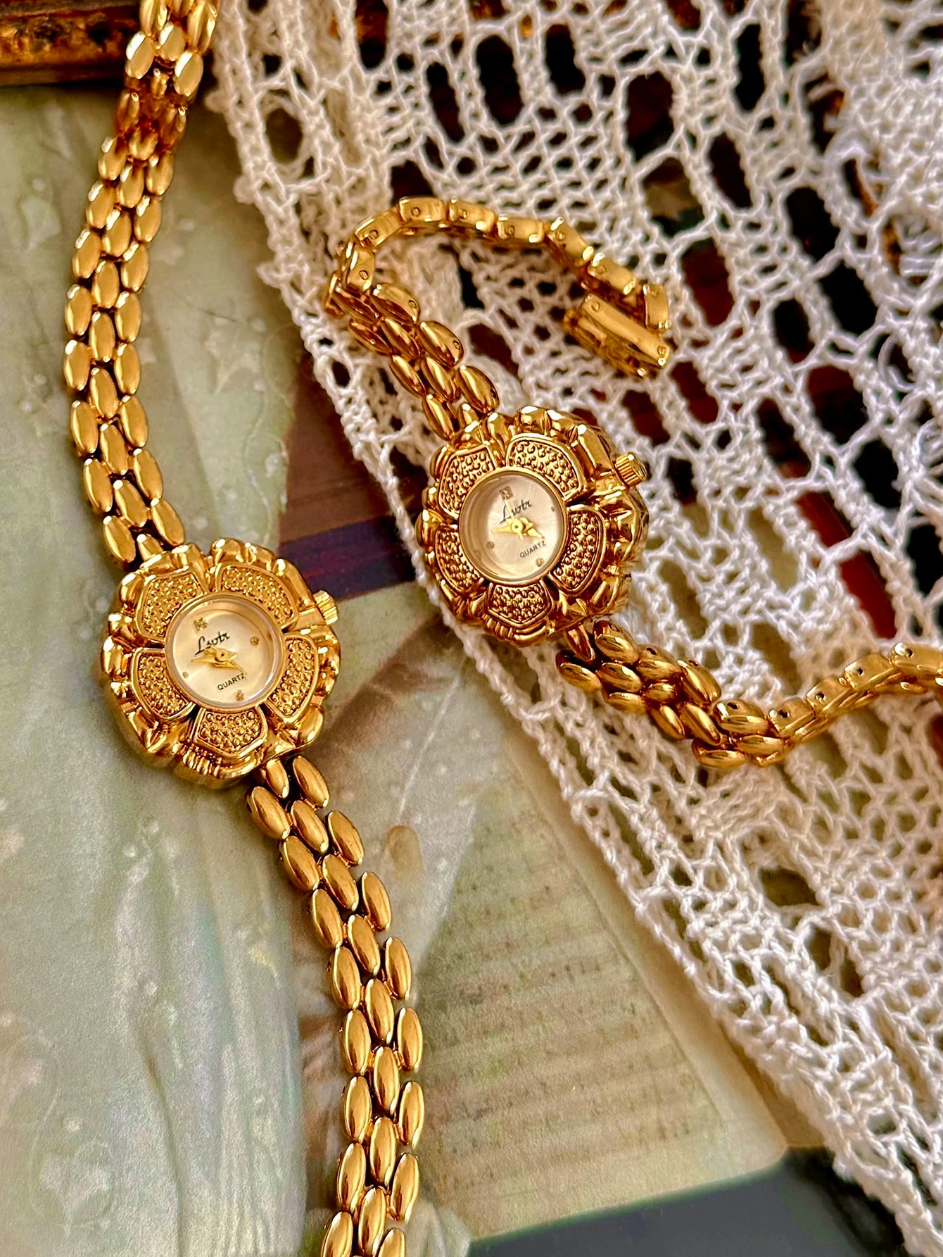 ساعة يد نسائية جديدة بتصميم كلاسيكي فرنسي، مزينة بزهرة الكاميليا الذهبية، ذات مينا صغير، عصرية، بسيطة، فاخرة، أنيقة، وصغيرة الحجم، تعمل بنظام كوارتز، مزودة بسوار من الفولاذ المقاوم للصدأ، لون موحد ومتينة، مناسبة للارتداء اليومي، وللمناسبات الرسمية.