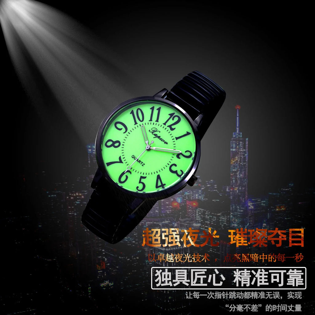 ساعة نسائية أنيقة، مناسبة لكبار السن، بسوار مطاطي، وإضاءة خلفية، وحركة كوارتز بسيطة، وأرقام عربية، ومينا كبير.