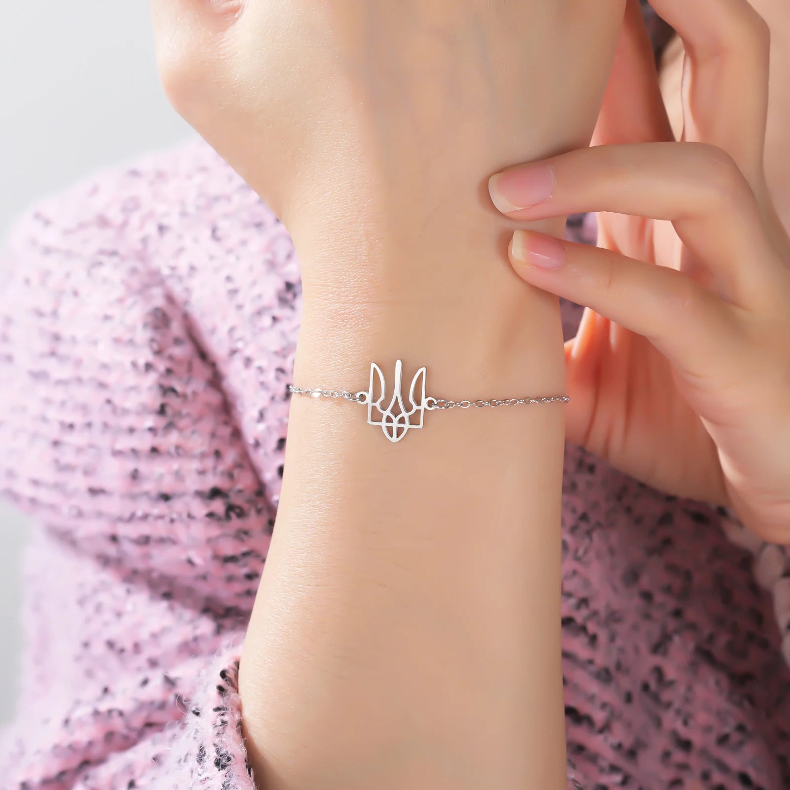 أساور كازادور، رمز أوكرانيا الوطني، للنساء والرجال، مصنوعة من الفولاذ المقاوم للصدأ، مزينة بخرز وسلسلة، تُعدّ هدية مثالية من المجوهرات الأوكرانية.