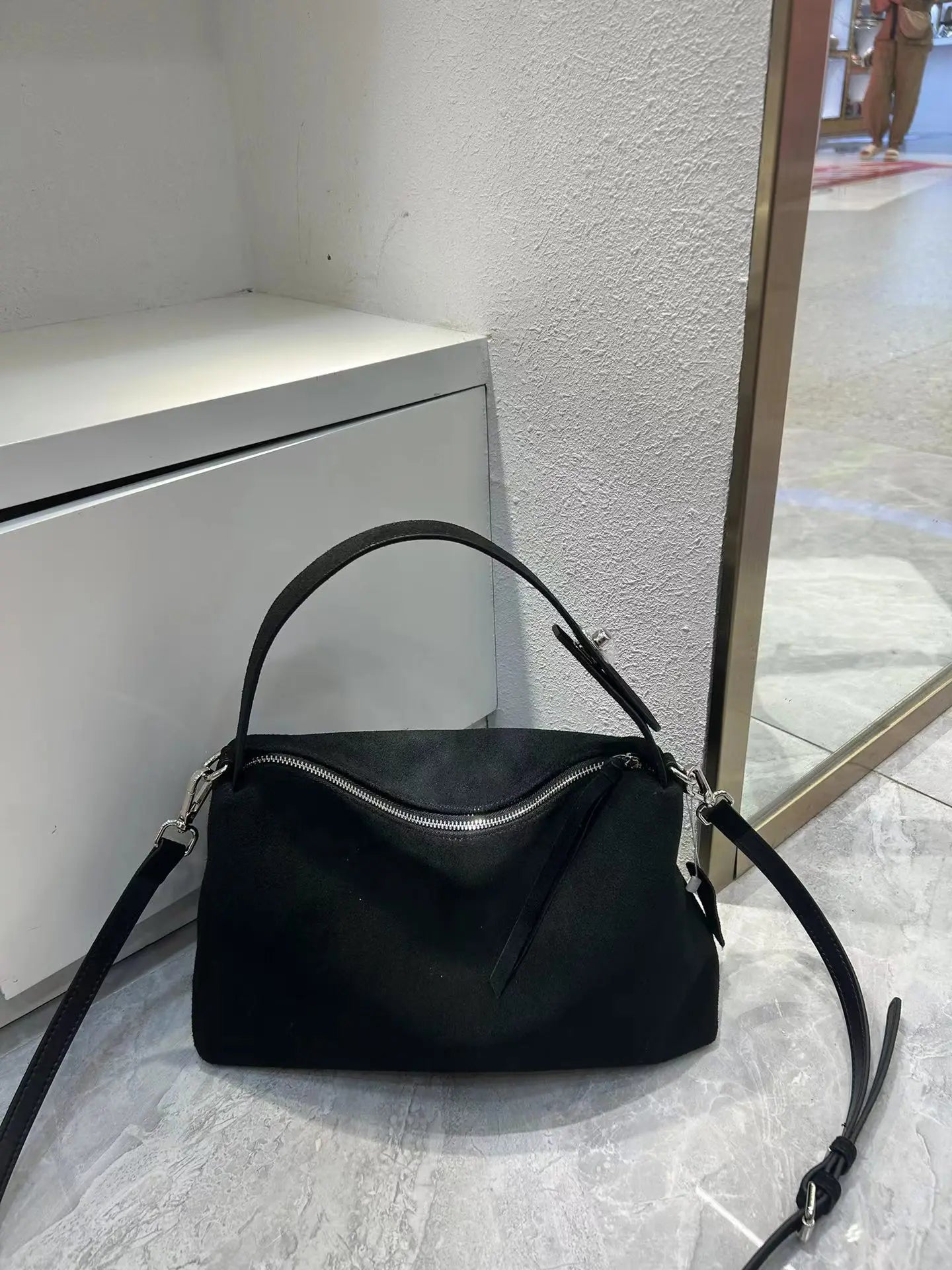 حقيبة يد نسائية فاخرة من الجلد السويدي الناعم غير اللامع بتصميم بوسطن كبير الحجم لفصل الخريف والشتاء، حقيبة كتف متقاطعة للنساء