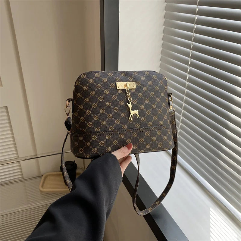 حقيبة كتف نسائية من الجلد الصناعي، مزينة بقلادة على شكل غزال، حقيبة كروس صغيرة للبنات، حقيبة مراسلة عصرية على شكل صدفة