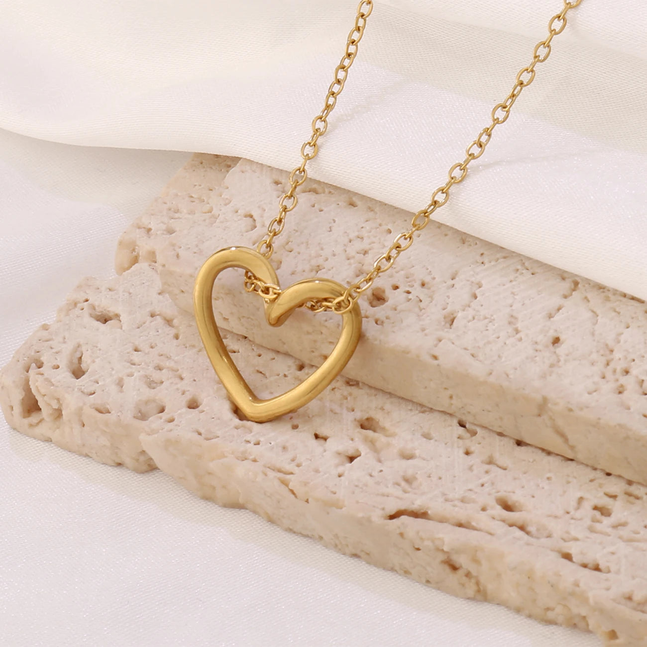 New Simple Stainless Steel Hollow Twist Love Heart Pendant Necklace for Women Girls Fashion Chain Necklaces Party Jewelry Gifts