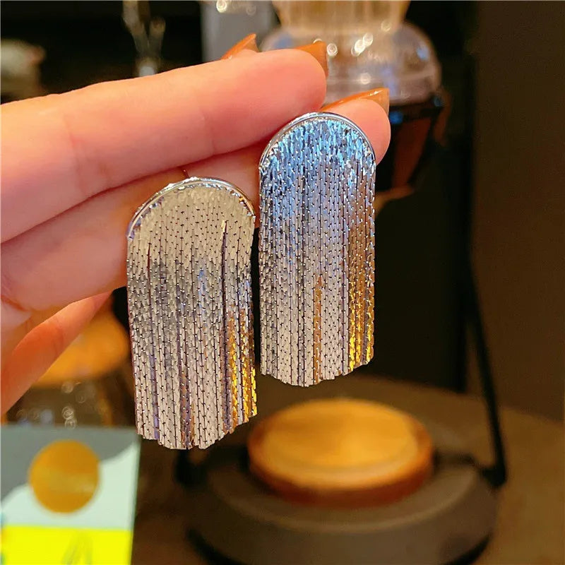 أقراط صدفية كبيرة معدنية فضية اللون بتصميم عتيق جديد لعام 2023، مناسبة للنساء، بتصميم عصري وهندسة هندسية، متوفرة بالجملة.