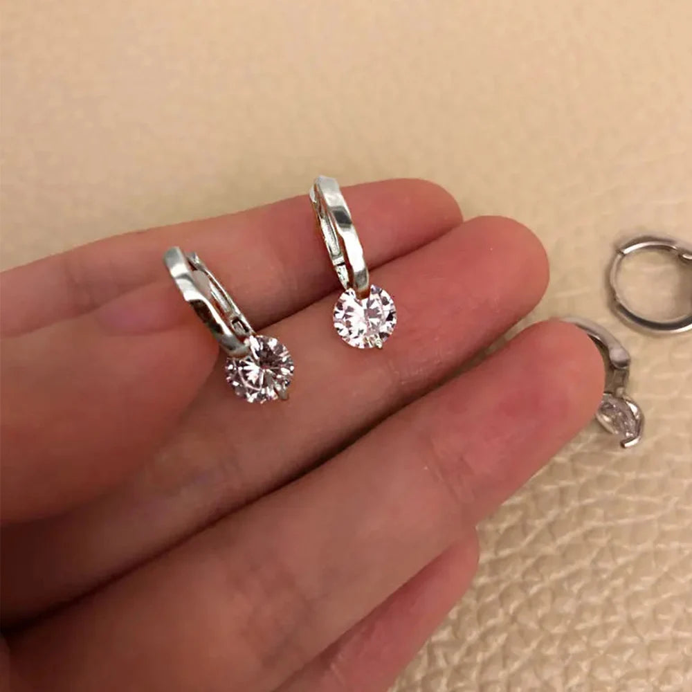 أقراط مرصعة بحجر الزركونيا المكعب المستدير على شكل قضيب معدني ذهبي اللون للنساء، بتصميم عقدة فيونكة، أقراط كلاسيكية براقة.