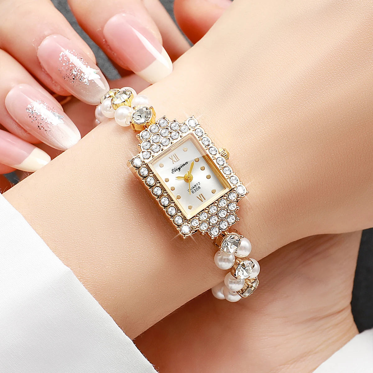 طقم ساعة يد نسائية أنيقة مكون من نصف ساعة، مرصعة بأحجار الراين، ذات مينا مستطيل، وسوار من اللؤلؤ (بدون علبة).
