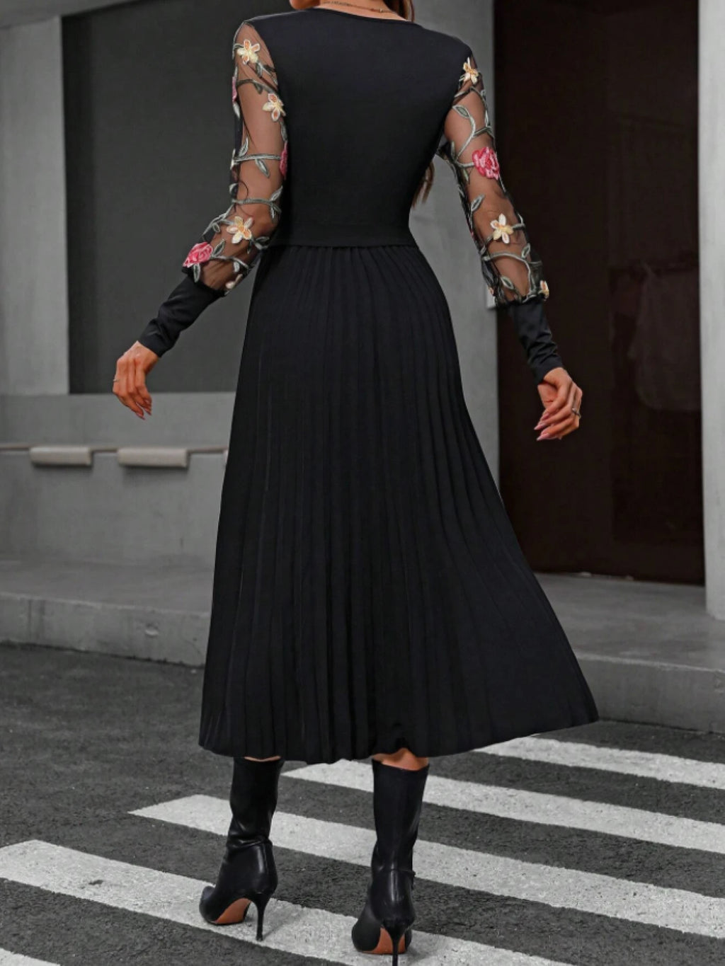 A women's black V-neck mesh embroidered sleeves waist tie pleated large swing dress elegant retro style slim long skirt