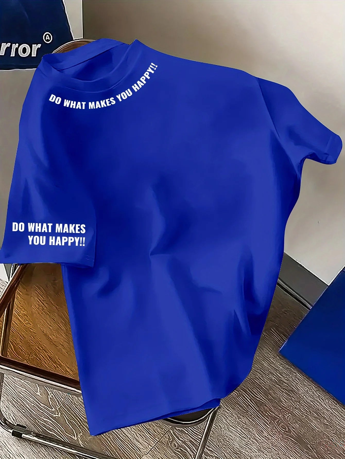 تيشيرت رجالي صيفي عصري مصنوع من القطن الخالص 100%، بتصميم فضفاض وطبعة هندسية، وياقة دائرية وأكمام قصيرة.