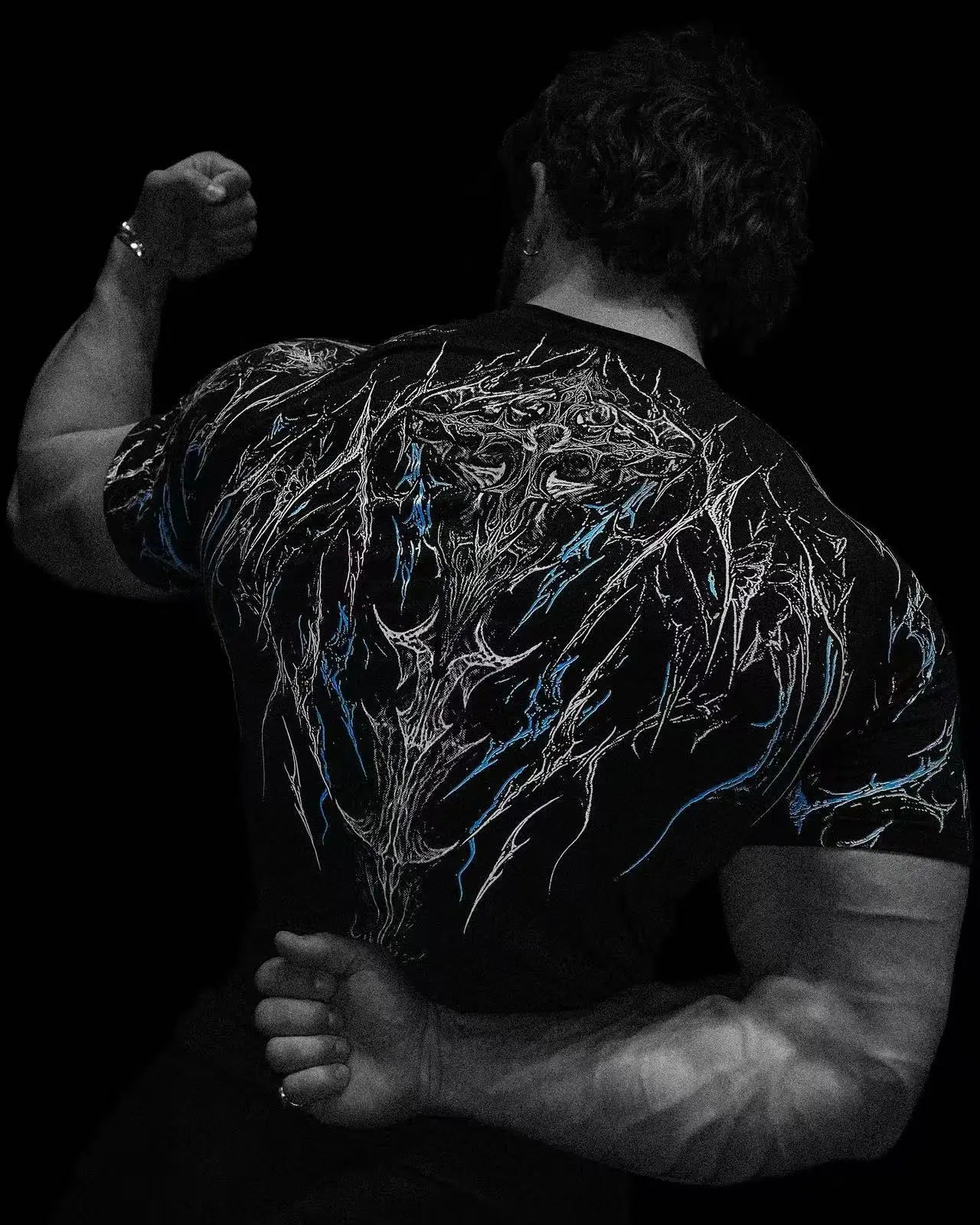 تي شيرت رجالي رياضي بأكمام قصيرة وعملي داكن اللون بتصميم وحش الليل الجديد المتقدم بتصميم قوطي تجريدي من عضلة الطوطم