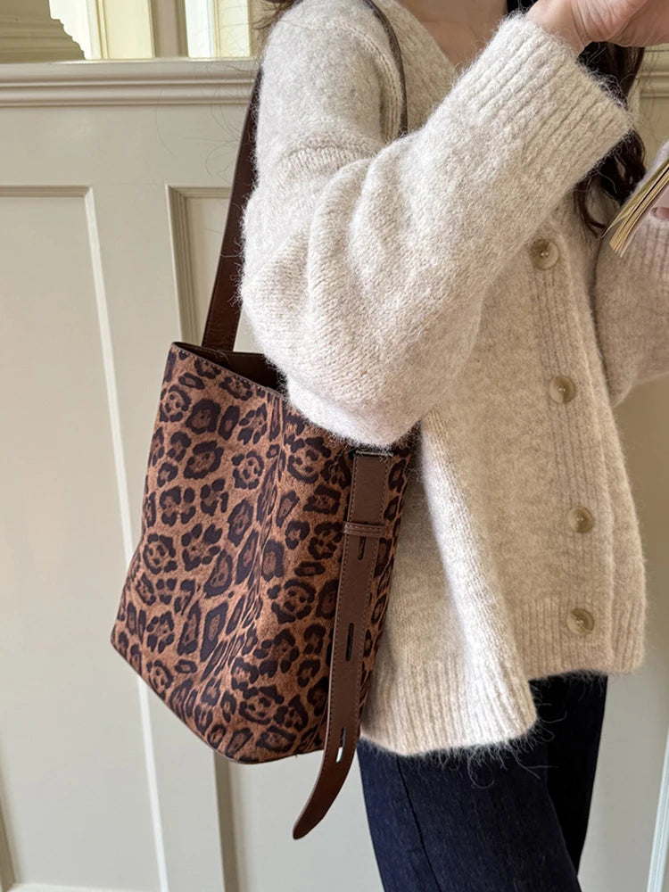 حقيبة كروس بودي من جلد الغزال بتصميم كلاسيكي جديد لخريف/شتاء 2025، حقيبة كتف كبيرة السعة، حقيبة أنيقة للتنقل اليومي للنساء