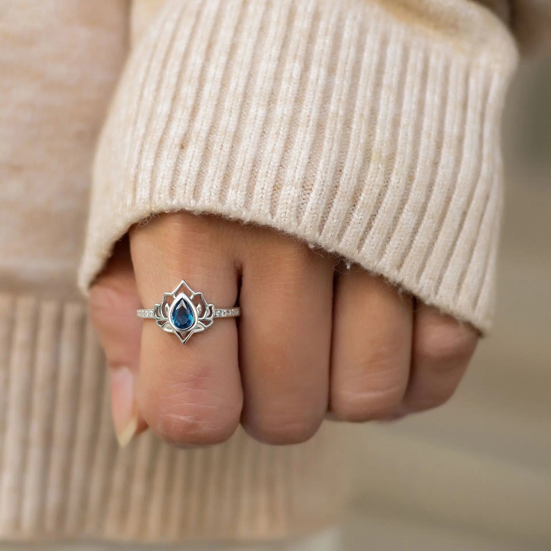 خاتم زهرة اللوتس العتيق من الفضة الإسترليني عيار 925 من YILOUCD للنساء، بتصميم زهرة بسيط ومرصع بالزركون الملون، قابل للتعديل، هدية مثالية للحفلات.