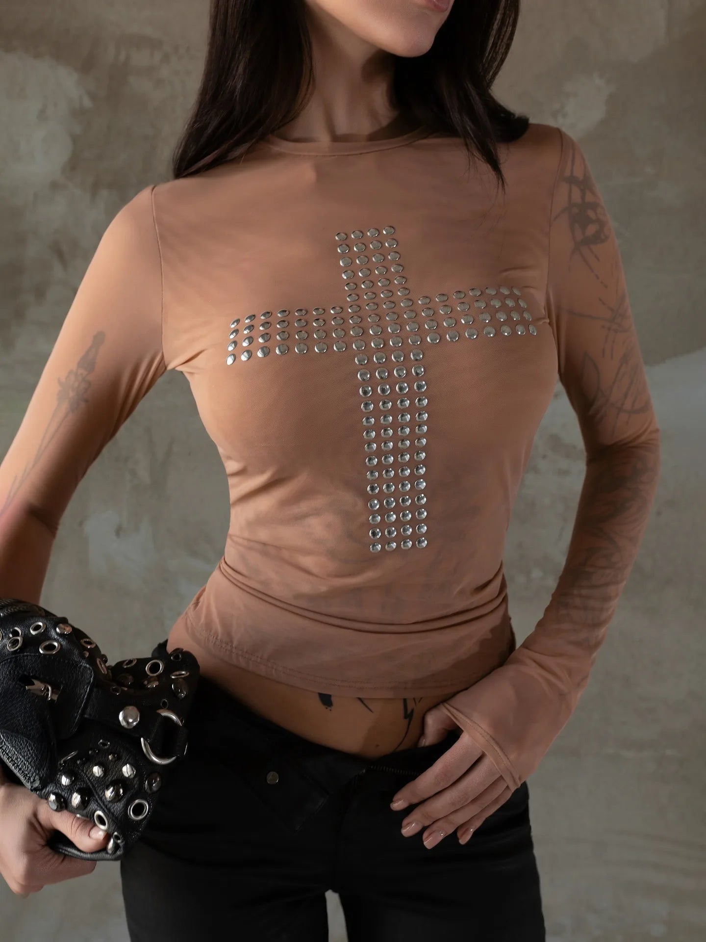 تي شيرت نسائي مثير بطبعة جرافيكية لعام 2025، بأكمام طويلة، وطبعة متقاطعة، وختم ساخن، متعدد الاستخدامات