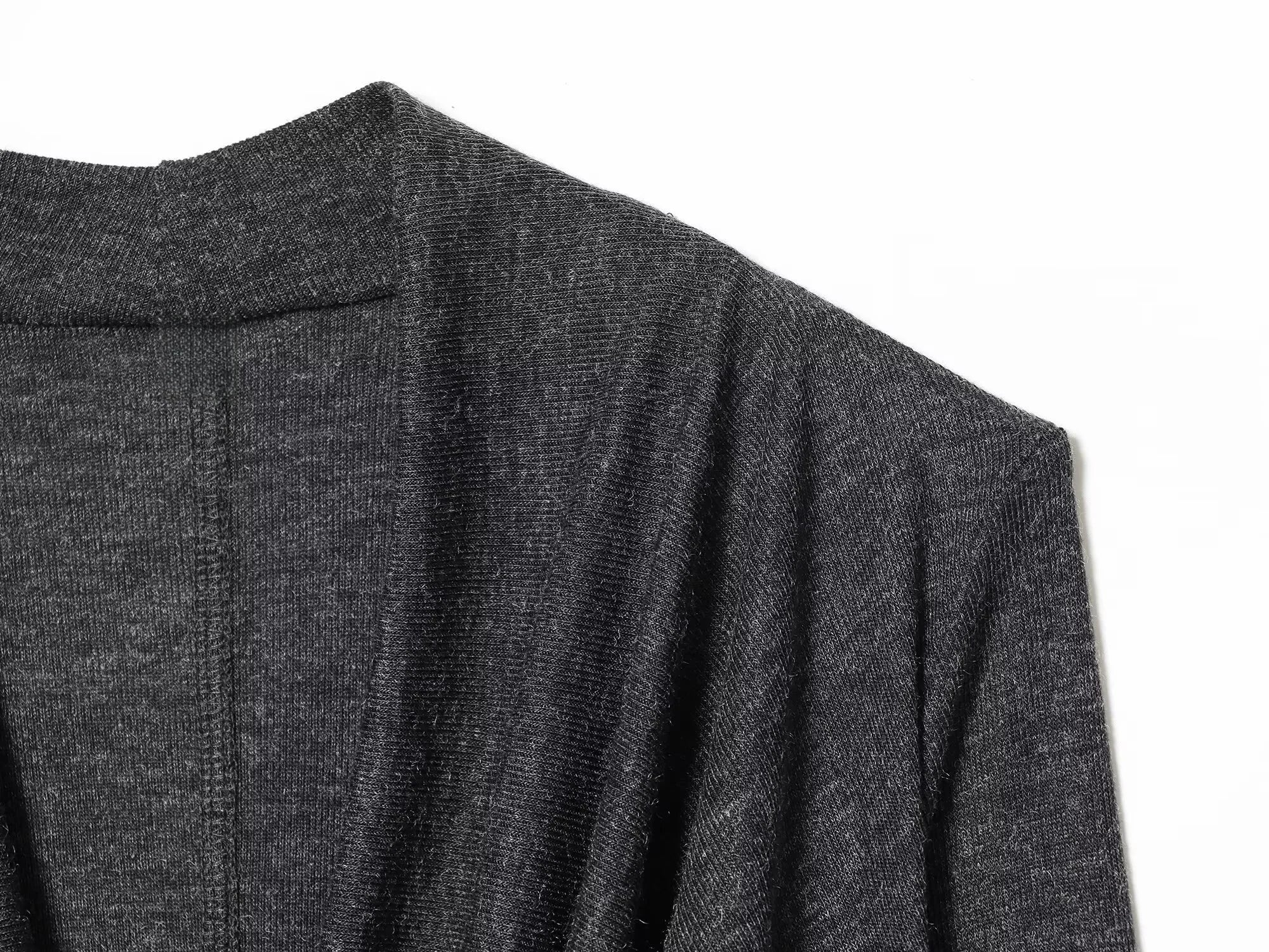 تي شيرت نسائي جديد لشتاء 2025 بتصميم أنيق وعصري، بأكمام طويلة ورقبة على شكل حرف V، بتصميم مستقيم وثنيات